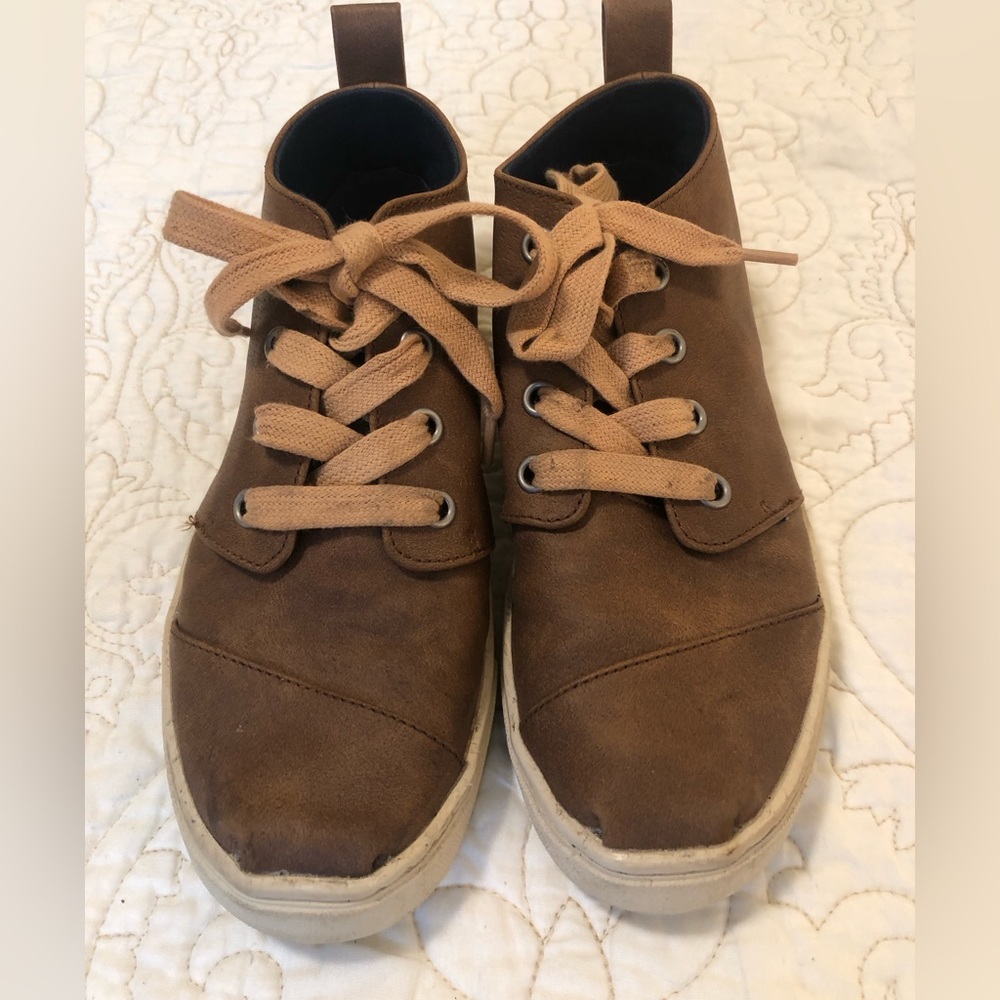 Toms Botas Sneaker. Kids size 2.